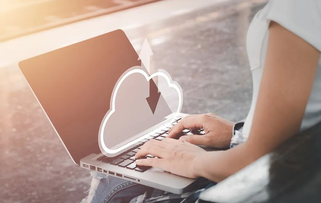 在考虑机柜租用服务的扩展性时，应该关注哪些关键因素？