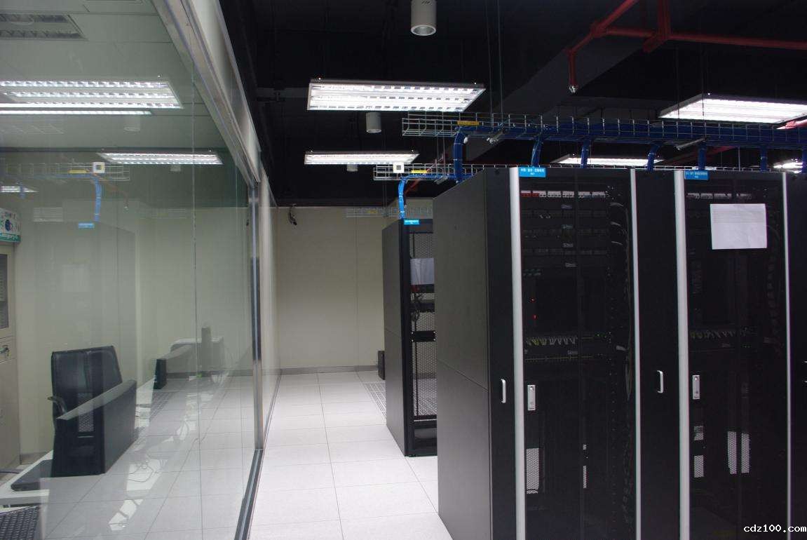 服务器托管只需要支付通信带宽和托管费用吗？